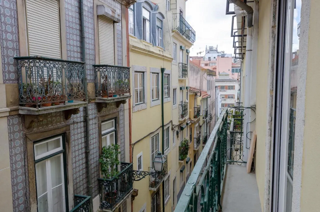 Central Lisbon Flat Near Avenida Πορτογαλία